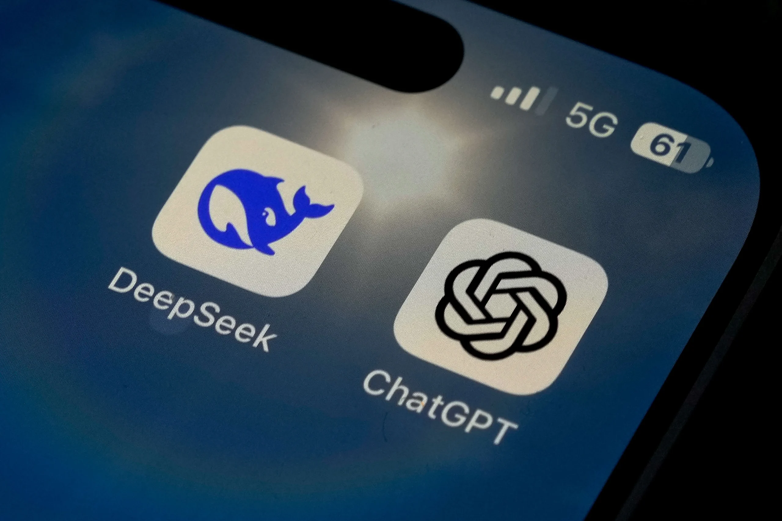 U.S. Probes Chinese App DeepSeek for Using Banned Tech, Shakes Global AI Market